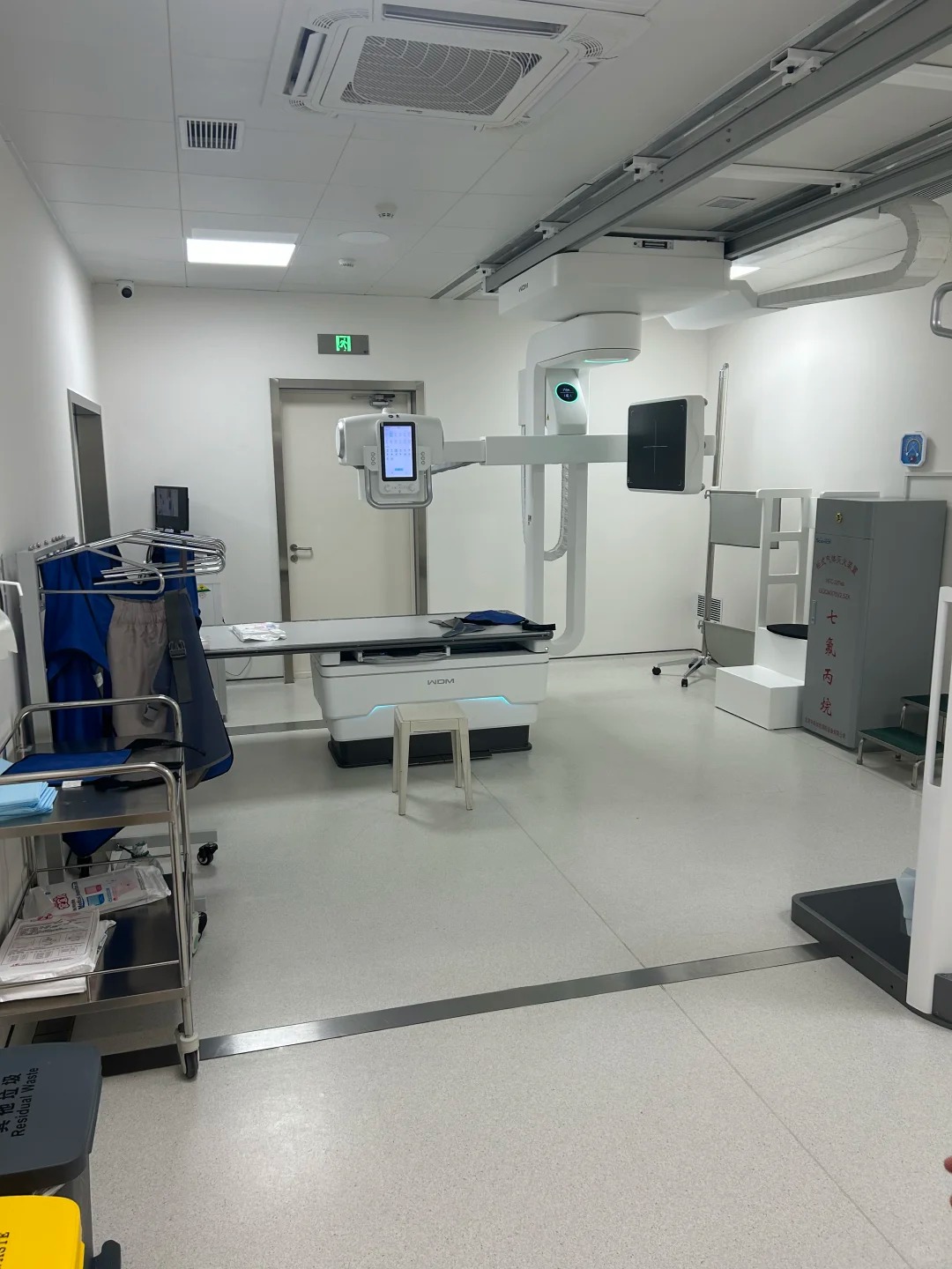 Digital radiography X-ray room with advanced imaging equipment